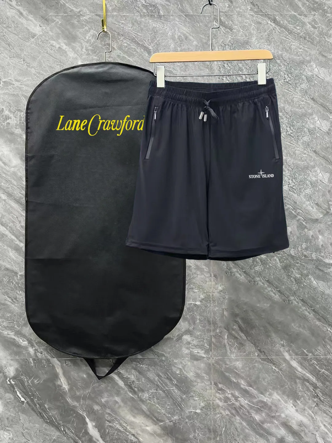 P170 Stone Island Shorts are a new generation of ice silk elastic thin shorts for summer! Products from a trading company! The best thin elastic fabric, smooth to the touch, quick-drying, perspiration-wicking, light and breathable, and also anti-wrinkle, highly elastic and non-deformable. Very comfortable in the hot summer! Simple and elegant! Ordered from a major factory, both fabrics and workmanship details are absolutely top-notch, with three-dimensional tailoring and a slimmer upper body. In the hot and long summer, it is strongly recommended to carry two pairs, a must-have! Color: Black Dark Gray Size: S-XL